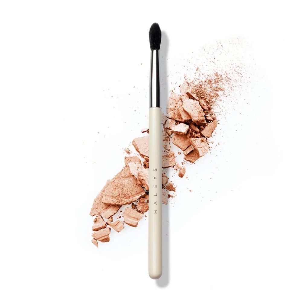 HALEYS Crease Eyeshadow Brush, Medium Fluffy Tapered Soft, Easy Brown NEW